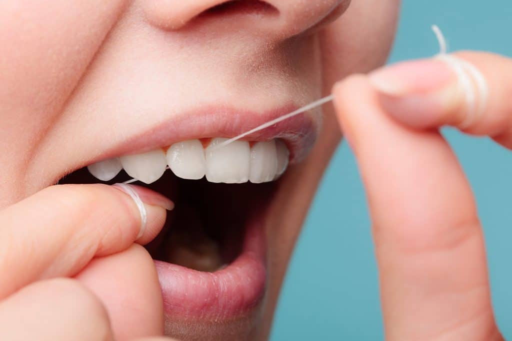 A Complete Guide to Flossing Teeth